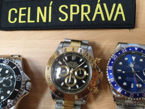 Do drtičky půjdou padělky luxusních hodinek značky Rolex, celníci je zabavili při razii na tržnici