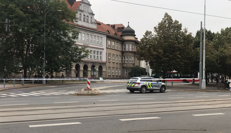 Policejní páskou bylo uzavřeno široké okolí soudního areálu