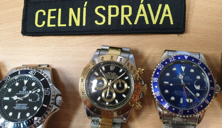 Do drtičky půjdou padělky luxusních hodinek značky Rolex, celníci je zabavili při razii na tržnici
