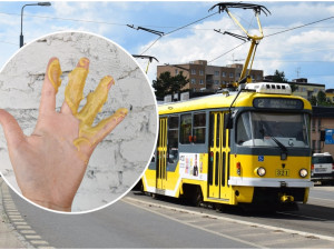 Muž v tramvaji pokydal jednu z cestujících hořčicí, rozhněvaná žena na něj poštvala policii