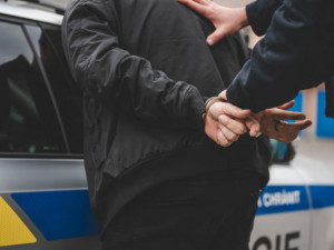 Ukrajinec u soudu vyfasoval podmínku za drsné napadení řidiče autobusu. Cizinec si odmítl nasadit respirátor
