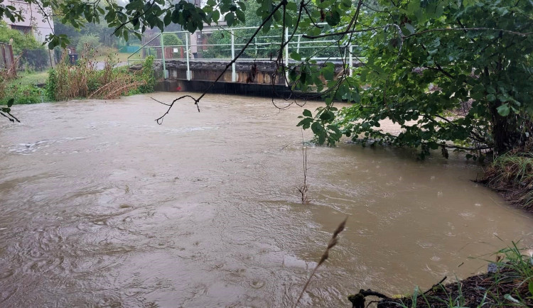 Rychlý přívalový déšť zvedl hladinu Klabavy na třetí povodňový stupeň, voda zaplavila i lokální trať