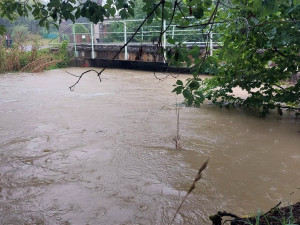 Rychlý přívalový déšť zvedl hladinu Klabavy na třetí povodňový stupeň, voda zaplavila i lokální trať