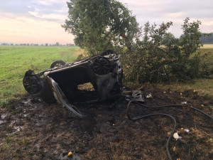 Osobák se po nárazu do stromu převrátil na střechu a začal hořet, řidička měla obrovské štěstí