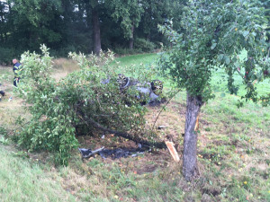 Osobák se po nárazu do stromu převrátil na střechu a začal hořet, řidička měla obrovské štěstí