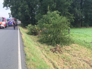 Osobák se po nárazu do stromu převrátil na střechu a začal hořet, řidička měla obrovské štěstí