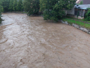 Rychlý přívalový déšť zvedl hladinu Klabavy na třetí povodňový stupeň, voda zaplavila i lokální trať