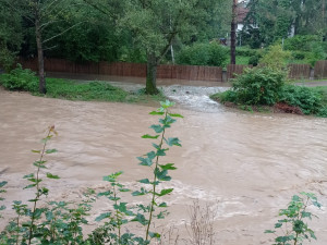 Rychlý přívalový déšť zvedl hladinu Klabavy na třetí povodňový stupeň, voda zaplavila i lokální trať