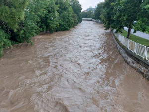 Rychlý přívalový déšť zvedl hladinu Klabavy na třetí povodňový stupeň, voda zaplavila i lokální trať