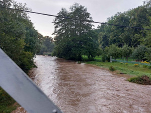 Rychlý přívalový déšť zvedl hladinu Klabavy na třetí povodňový stupeň, voda zaplavila i lokální trať
