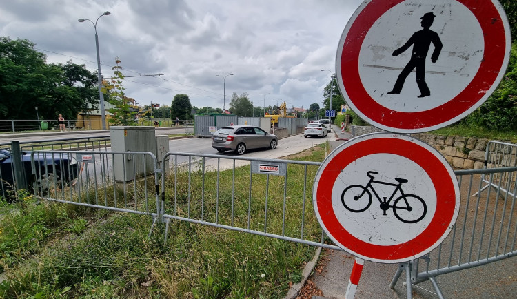 Rozšíření kanalizační šachty na Karlovarské si vyžádá delší dopravní omezení, než původně vodárna avizovala