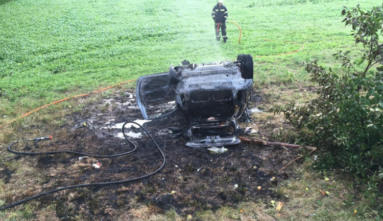 Osobák se po nárazu do stromu převrátil na střechu a začal hořet, řidička měla obrovské štěstí