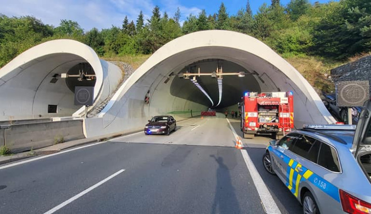 Smrtelná dopravní nehoda uzavřela tunel Valík ve směru na Prahu