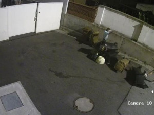 Mladíci vyrazili na noční tah městem, ze srandy kopali do popelnic i vysadili víko od kanálu