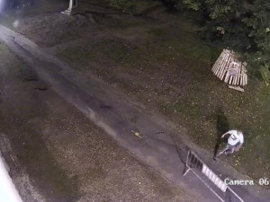 Mladíci vyrazili na noční tah městem, ze srandy kopali do popelnic i vysadili víko od kanálu