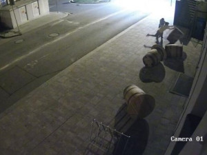 Mladíci vyrazili na noční tah městem, ze srandy kopali do popelnic i vysadili víko od kanálu