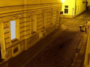 Mladíci vyrazili na noční tah městem, ze srandy kopali do popelnic i vysadili víko od kanálu