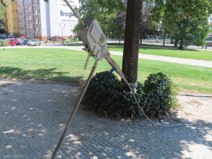 Při zátěžových testech se využíval i kmen vedle rostoucího stromu