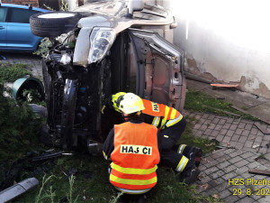 Auto vletělo do dvora domu a přistálo na boku. Záchranáři upozorňují na alarmující nárůst vážných nehod