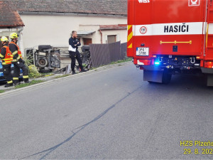 Auto vletělo do dvora domu a přistálo na boku. Záchranáři upozorňují na alarmující nárůst vážných nehod