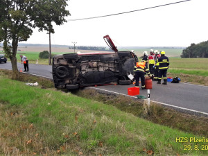 Mezi Velkým Malahovem a Ostromečí na Domažlicku ráno havarovala dodávka. Zraněného šestašedesátiletého řidiče záchranáři transportovali do Domažlické nemocnice