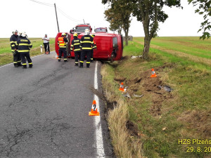 Mezi Velkým Malahovem a Ostromečí na Domažlicku ráno havarovala dodávka. Zraněného šestašedesátiletého řidiče záchranáři transportovali do Domažlické nemocnice