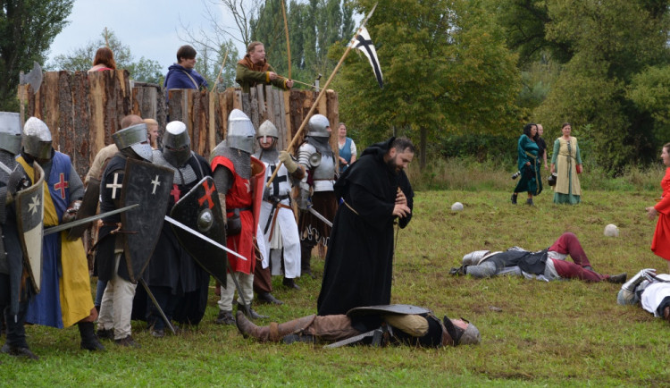 Avizovaná pompézní akce skončila totálním fiaskem, Templářský víkend naštval diváky i trhovce