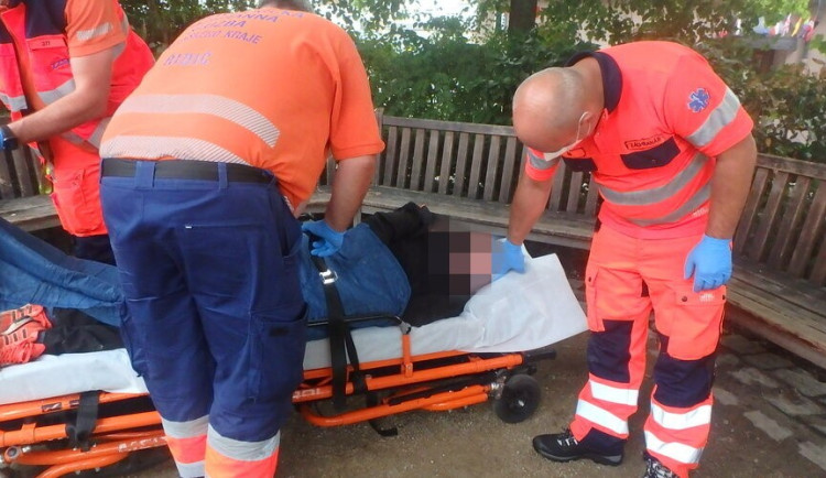 Muž ležel na lavičce v parku ve velmi nepřirozené poloze, strážnici z něj cítili silný odér alkoholu