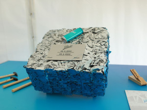 Základní kámen nové moderní továrny na výrobu plechovek na nápoje byl vyroben právě ze slisovaných hliníkových odřezků. Z nich se pak mohou vyrábět nové plechovky