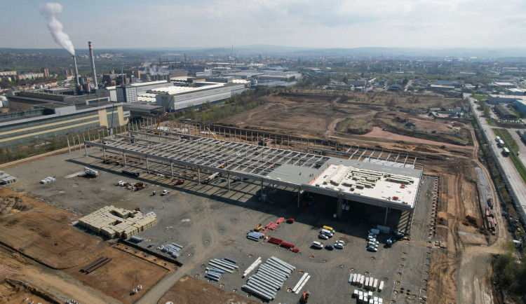 Na Borských polích v Plzni roste nová moderní továrna. Vynikat má svými vlastnostmi i designem. Foto pochízí z jara letošního roku, kdy stavba teprve začínala.