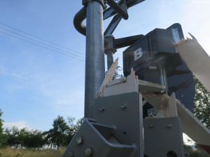 Řidič prorazil železniční závory a od nehody ujel, policie hledá svědky