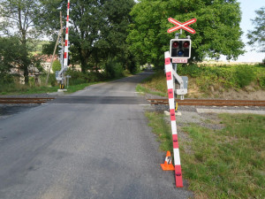 Řidič prorazil železniční závory a od nehody ujel, policie hledá svědky