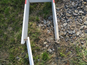 Řidič prorazil železniční závory a od nehody ujel, policie hledá svědky