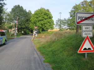 Řidič prorazil železniční závory a od nehody ujel, policie hledá svědky