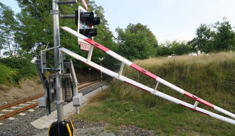 Řidič prorazil železniční závory a od nehody ujel, policie hledá svědky