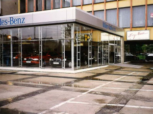 Původní autosalon stál v roce 1993 na Senovážném náměstí v ČB