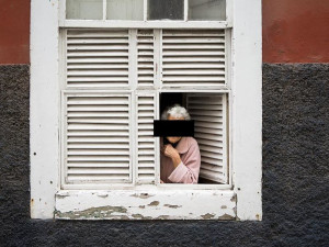 Neslyšící žena zoufale volala z okna o pomoc, do bytu jí prosakovala voda od sousedů