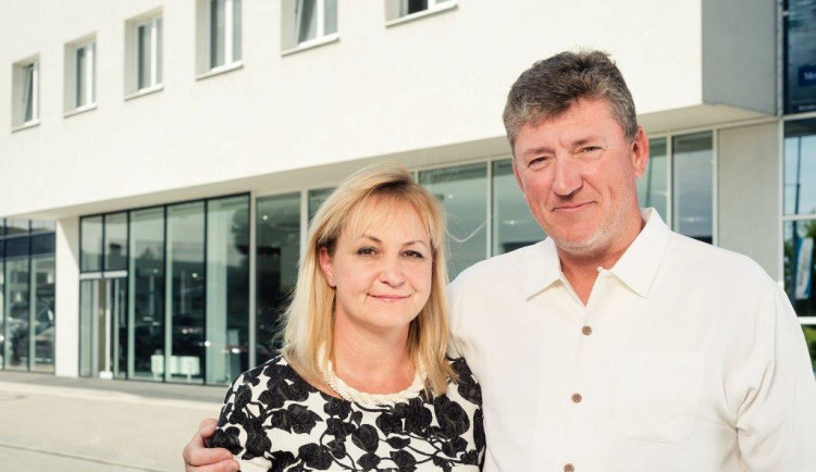 Českobudějovický prodejce vozů Milan Král a.s. slaví 30 let. V rámci oslav připraví akce pro zákazníky a investuje do místního hokeje