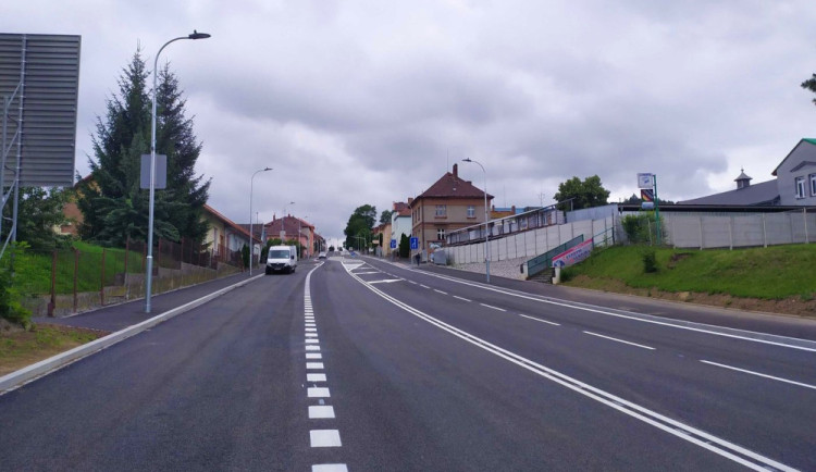 Poškozený úsek u železničního podjezdu se už podařilo opravit. Tato fotografie ale pochází z doby ještě před poškozením vozovky