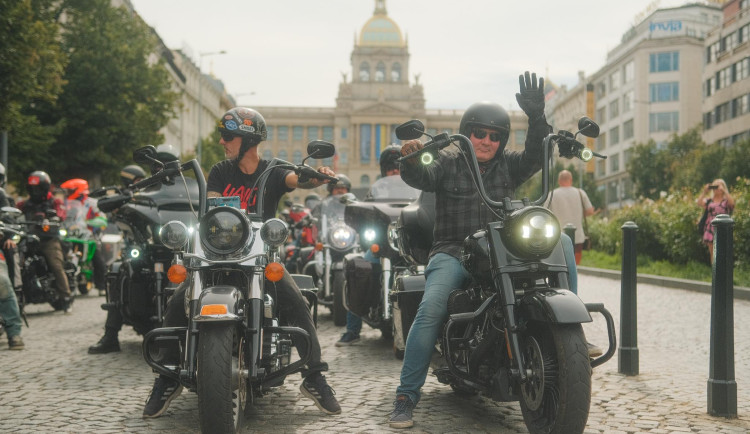 VIDEO: Centrem Prahy projely stovky motorkářů. Potkali se s demonstranty