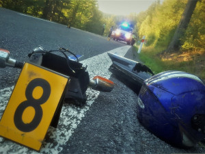 Při nárazu motorky do svodidel na místě zahynula spolujezdkyně, řidič utrpěl těžké zranění