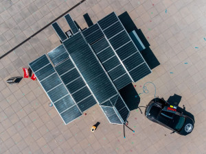 Slavný solární motýl Larso dorazí do Plzně, karavan poháněný energií slunce je na cestě kolem světa