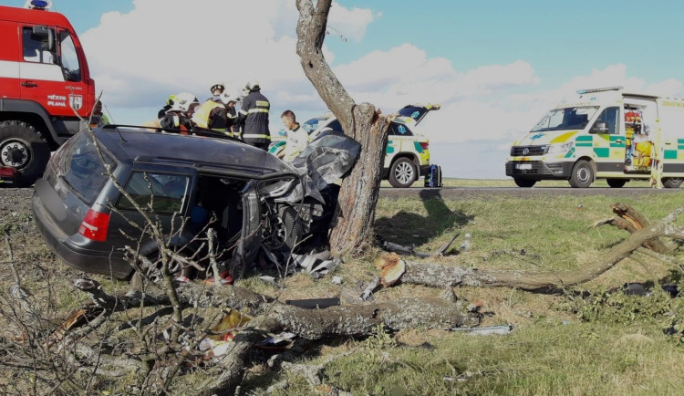 Osmnáctiletá řidička narazila do stromu a zůstala zaklíněná v autě, do nemocnice ji převezl vrtulník