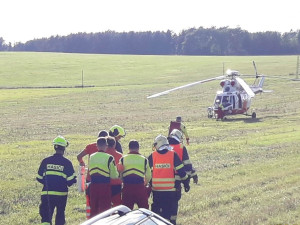Osmnáctiletá řidička narazila do stromu a zůstala zaklíněná v autě, do nemocnice ji převezl vrtulník