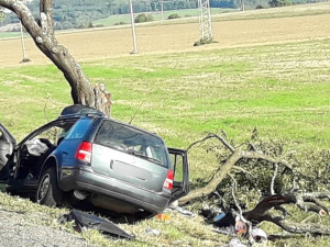Osmnáctiletá řidička narazila do stromu a zůstala zaklíněná v autě, do nemocnice ji převezl vrtulník
