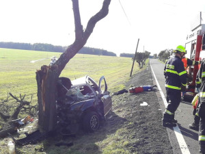 Osmnáctiletá řidička narazila do stromu a zůstala zaklíněná v autě, do nemocnice ji převezl vrtulník
