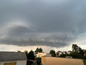 Bouře s krupobitím a přívalovým lijákem se přehnala přes Plzeňsko, lidé na obloze sledovali supercelu
