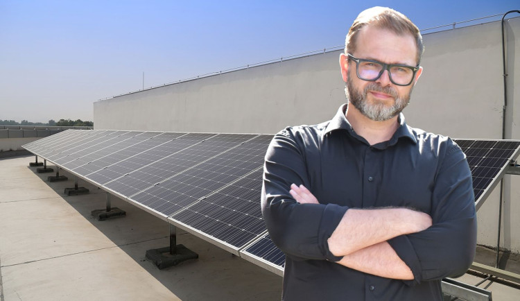 Plzeň zaspala v přípravě přechodu na alternativní zdroje energie, tepe vedení města Daniel Kůs, opoziční zastupitel za Piráty