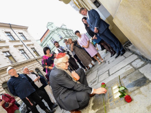 Oběti holokaustu připomíná dalších 30 kamenů zmizelých, vypráví příběhy plzeňských Židů