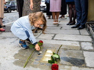 Oběti holokaustu připomíná dalších 30 kamenů zmizelých, vypráví příběhy plzeňských Židů